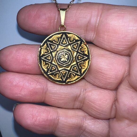 Vintage Gold Tone‎ Symbol Pendant - Picture 4 of 6